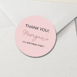 Adesivo Festa de aniversário Cor-de-rosa-rosa Muito Obriga<br><div class="desc">Adicione um toque encantador aos seus favoritos para festas com a nossa Festa de aniversário Blush Pink Cute Obrigado Classic Round Sticker. Apresentando um delicioso fundo cor-de-rosa e uma letra lúdica, esses adesivos são perfeitos para expressar gratidão aos seus convidados. Use-os para selar envelopes, decorar sacos de presentes, ou adicione...</div>