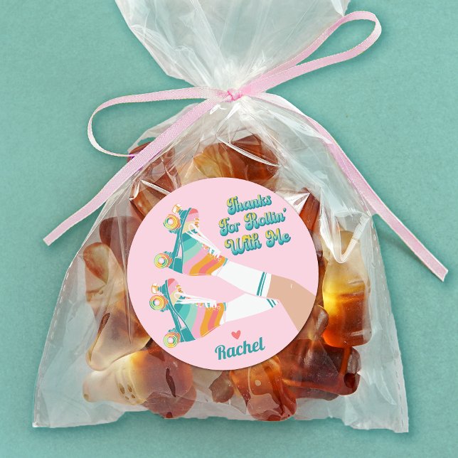 Adesivo Festa de aniversário De Rastreamento Do Cilindro R (Decorate a treat bag for your birthday party guests with this retro rollerskating sticker.)