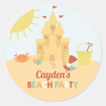 Festa de aniversário retrô na praia com castelo de