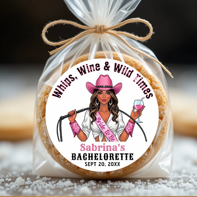 Adesivo Festa de Despedida de Solteira Cowgirl Açoita Vinh (Cowgirl Bachelorette Party Whips Wine & Wild Times Classic Round Sticker
)