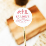 Adesivo Festa de Despedida de Solteira Cowgirl Blush Pink<br><div class="desc">Este Sticker Redondo Clássico de Festa de Despedida de Solteira Cowgirl Blush Pink Last Rodeo apresenta um layout desenhado à mão com ilustrações desenhadas à mão junto com uma fonte western! Você tem liberdade para criar algo exclusivamente seu! Edite facilmente a redação e as cores para combinar com seu estilo!...</div>