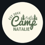 Adesivo Festa de Despedida de Solteira Personalizada da No<br><div class="desc">Dê vida à despedida de solteira com estes Adesivos Redondos Clássicos Personalizados para a Festa de Despedida de Solteira no Acampamento! Perfeitos para uma celebração "Última Trilha Antes do Véu", estes adesivos misturam o charme retrô de acampamento de verão com a elegância inspirada nas montanhas. Adicione-os a garrafas de água,...</div>