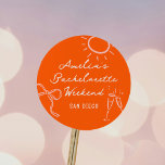 Adesivo Festa de Fim de Semana da Bachelorette de Esquetes<br><div class="desc">O desenho desenhado cor-de-rosa e vermelho desenhado à mão ilustrava o adesivo redondo clássico de festa de solteira.</div>