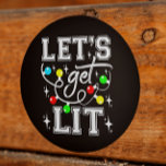 Adesivo Festa de Natal Engraçado - Luz de Natal<br><div class="desc">Entra no espírito festivo com o nosso design de "Vamos para a festa de Natal Engraçado - Luz de Natal"! Perfeito por adicionar algum humor às suas comemorações de feriado, este design tocável apresenta luzes de Natal vibrantes e uma frase espirituosa que acenderá qualquer encontro. Quer você esteja hospedando uma...</div>
