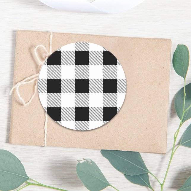 Adesivo festa de plaid búfalo preto e branco em casa rústi (rustic farmhouse black white buffalo plaid party classic round sticker)