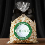 Adesivo Festa de Solteiro de Golfe Último Balanço Antes do<br><div class="desc">Leve isso para o fairway com este último balanço antes do adesivo de festa de solteiro do anel.  Projetado com uma bola de golfe,  é perfeito para fãs de esportes,  membros de clubes e jogadores. Personalize com o nome do noivo para uma lembrança personalizada que certamente vai fazer sucesso.</div>