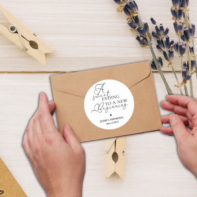 Adesivo Finalização doce para o novo começo da graduação d (Sweet Ending to New Beginning 2024 Graduation Classic Round Sticker)