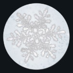 Adesivo Floco de neve branco prateado Natal<br><div class="desc">Floco de neve branco prateado com brilho num fundo brilhante azul brilhante Vinheta de Natal</div>