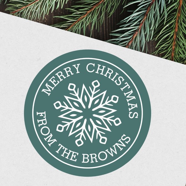 Adesivo Floco de neve moderno pinho verde Feliz Natal (Modern snowflake name pine green Merry Christmas Classic Round Sticker)