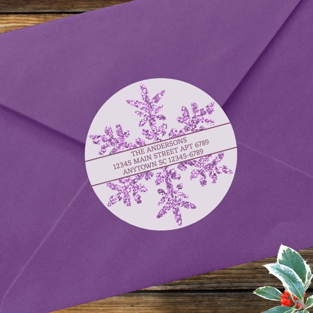 Adesivo Floco de Neve Roxo Glamour Chic Selo de Envelope R (Custom faux glitter snowflake round stickers in purple, easy to customize as envelope seals and more)