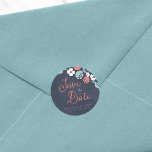 Adesivo Floral do Quadro Azul Salve a Data<br><div class="desc">Este adesivo Save the Date round apresenta uma bela floral contra um fundo de quadro comum azulado, com a palavra "Save the Date" na letra moderna do script. Use-o para selar os envelopes Salvar a Data ou para decoração. Veja outros itens de casamento/noivado correspondentes na minha coleção aqui -> http://www.zazzle.com/collections/bluish_chalkboard_floral_bridal_and_wedding-119872540777216768?rf=238364477188679314...</div>
