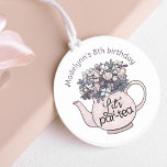 Adesivo Floral Teapot Girly Birthday Tea Party<br><div class="desc">Melhore a festa de aniversário da sua garota com os nossos encantadores e personalizados adesivos da festa de chá. Apresentando um delicioso design de bule floral e as palavras "Partido do Vamos", esses adesivos adicionam um toque de elegância à sua celebração. Você pode personalizá-los facilmente com o nome da aniversariante,...</div>