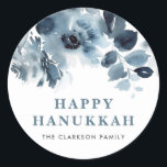 Adesivo Flores Azuis e Folhagem Feliz Hanukkah<br><div class="desc">Feliz Hanukkah! Adicione um belo sotaque floral aos seus presentes,  cartões e envelopes com estes autocolantes florais. Ele apresenta um padrão de aquarela de flores azuis. Os textos são perfeitamente editáveis para todos os efeitos. Itens correspondentes estão disponíveis.</div>