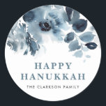 Adesivo Flores Azuis e Folhagem Feliz Hanukkah<br><div class="desc">Feliz Hanukkah! Adicione um belo sotaque floral aos seus presentes,  cartões e envelopes com estes autocolantes florais. Ele apresenta um padrão de aquarela de flores azuis. Os textos são perfeitamente editáveis para todos os efeitos. Itens correspondentes estão disponíveis.</div>