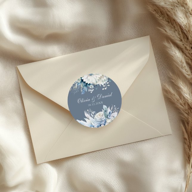 Adesivo Flores Selvagens Azuis Empoeiradas Modernas de Cas (Modern Dusty Blue Wildflowers Wedding Classic Round Sticker on a wedding envelope)