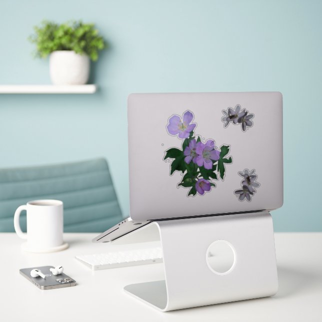 Adesivo Flores selvagens Gerânios selvagens e beleza prima (Laptop na mesa)