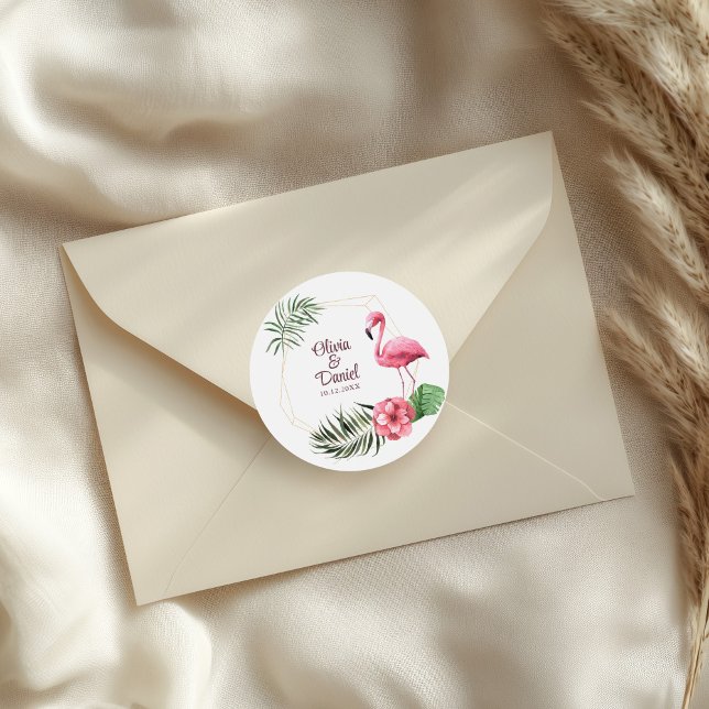 Adesivo Flores Tropicais e Casamento Flamingo (Tropical Flowers and Flamingo Wedding Classic Round Sticker on a wedding envelope.)