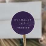Adesivo Focas de Envelope de Casamento de Cores d'Água Púr<br><div class="desc">Estas selas roxas do envelope de casamento de cor d'água são perfeitas para um casamento elegante. Personalize o rótulo com os nomes da noiva e do noivo. Estes selos de envelope coordenam-se com a Lavanda rustica e a Coleção Eucalyptus por Paperie Fresca e Iummy.</div>