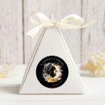 Adesivo Foco de Envelope de Lua Dourada Celestial<br><div class="desc">Nossa coleção "Casamento Celestial Místico" apresenta elementos celestes de aquarela em tons azuis e ouros emparelhados com uma elegante letra de script serif. Você pode encontrar itens correspondentes desta coleção em nossa loja. Entre em contato conosco por e-mail ou bate-papo se você tiver alguma solicitação especial e nós teremos todo...</div>