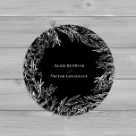 Adesivo Focos de Envelope de Casamento Verde Negro e Branc<br><div class="desc">Este design de Envelope de Casamento Verde Negro e Branco oferece uma combinação clássica de tipografia simples e minimalista com uma história neutra a preto e branco e um verde-arte de linhagem chica. Os embelezamentos da silhueta das folhas magnéticas estão arranjados de forma artística para criar uma bela forma fluida...</div>