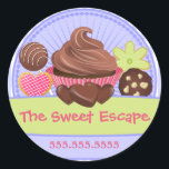 Adesivo Focos de galinheiro<br><div class="desc">© 2011 Designs socialitas. Nosso design de adesivo colorido de sobremesas é perfeito para uma padaria, restauração ou mesas de sobremesa e negócios de buffet de doces. O design tem um cupcake elegante, pop de bolo, pop de biscoitos, biscoitos e chocolates com fundo liilado listrado. As cores são lilás, verdes,...</div>