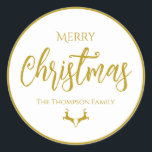 Adesivo Folha de Faux-Gold Felry Christmas| Family Name<br><div class="desc">Estes adesivos são perfeitos para adicionar um toque de elegância aos seus presentes de Natal. O fundo branco e a cor da folha de alumínio falso-ouro fazem uma design moderna e chica que carregar maravilhosamente a mensagem do Feliz Natal. Estes adesivos são fáceis de usar e adicionam um toque especial...</div>