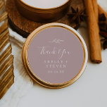 Adesivo Folha mínima | Dusty Rosa Obrigado A Favor Do Stic<br><div class="desc">Este mínimo obrigado de rosa empoeirado de folha que vocês viciados em casamento são perfeitos para uma recepção de casamento de vassoura. A design romântica apresenta uma simples silhueta verde em uma massa cor-de-rosa roxa com estilo clássico de boho minimalista. Personalize as etiquetas do adesivo com seus nomes, o evento...</div>
