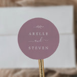Adesivo Folha mínima | Focos de Envelope de Casamento Mauv<br><div class="desc">Estas selagens mínimas do envelope do casamento de madeiras são perfeitas para um casamento de boho. A design apresenta uma simples silhueta verde folha em cor roxa romântica,  cor-de-rosa,  com estilo minimalista de jardim boêmico. Personalize o rótulo com os nomes do casal.</div>
