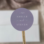 Adesivo Folha mínima | Lavandas De Envelope<br><div class="desc">Estas selagens mínimas de lavanda de folha são perfeitas para um casamento de boho. A design apresenta uma simples silhueta verde de folha em púrpura lilás pastel com estilo minimalista de jardim boêmico. Personalize o rótulo com os nomes do casal.</div>