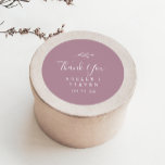 Adesivo Folha mínima | Mauve Obrigado Favor Sticker<br><div class="desc">Esse obrigado de molho mínimo que você fez, os adesivos são perfeitos para uma recepção de casamento de boho. A design apresenta uma simples silhueta verde folha em cor roxa romântica, cor-de-rosa, com estilo minimalista de jardim boêmico. Personalize as etiquetas do adesivo com seus nomes, o evento (se aplicável) e...</div>
