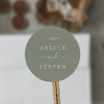 Adesivo Folha mínima | Sage Green Wedding Envelope Seals<br><div class="desc">Estas selas verdes de envelope de casamento são perfeitas para um casamento de boho. A design apresenta uma simples silhueta verde de folha verde em cor verde empoeirada com estilo minimalista de vassoura de montanha. Personalize o rótulo com os nomes do casal.</div>