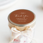 Adesivo Folha mínima | Terracotta Obrigado Favor Sticker<br><div class="desc">Esse obrigado de terracota de folha que você quer é perfeito para uma recepção de casamento de boho. A design apresenta uma simples silhueta verde folha em laranja queimado com estilo minimalista de boêmia do deserto. Personalize as etiquetas do adesivo com seus nomes, o evento (se aplicável) e a data....</div>