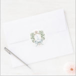 Adesivo Folha Tradicional com Arco | Casamento Monograma<br><div class="desc">A elegante crista de monograma de aquarela dá a este adesivo um belo e eterno visual que qualquer noiva sofisticada amará. Personalize este adesivo com as suas iniciais dentro na crista superior. As cores incluem, azul claro, verde, amarelo ouro e bronzeado. Se tiver alguma dúvida ou precisar de ajuda para...</div>