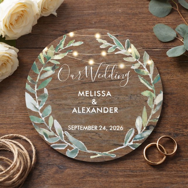 Adesivo Folhas rústicas em luzes de corda de madeira casam (Rustic leaves on wood string of lights wedding classic round sticker. For your rustic wedding.)
