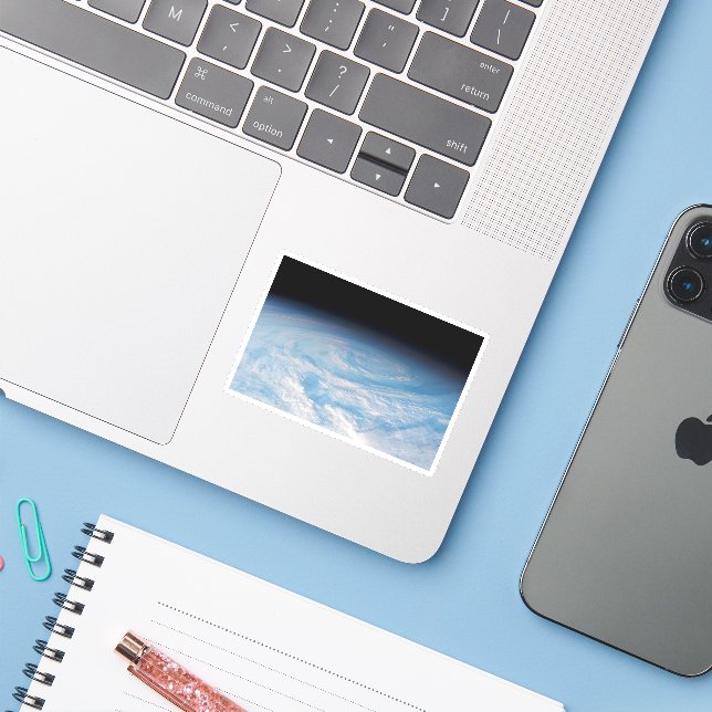 Adesivo Formação Circular De Nuvens Sobre O Oceano Pacífic (Notebook com iPhone)