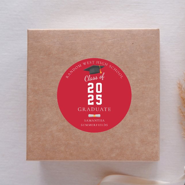 Adesivo Formando 2025 Festa de formatura vermelha e branca (Graduation 2025 Photo Red and White Modern Grad Round Sticker)