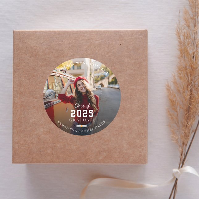 Adesivo Formando 2025 Red Photo Festa de formatura (Graduation 2025 Photo Red and White Round Sticker)