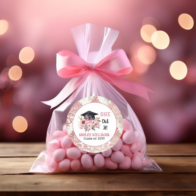 Adesivo Formando Boné e Florais Rosa Ela Fez ("SHE Did It!" Grad Cap and Pink Floral Swag Bouquet Graduate Graduation Classic Round Sticker)