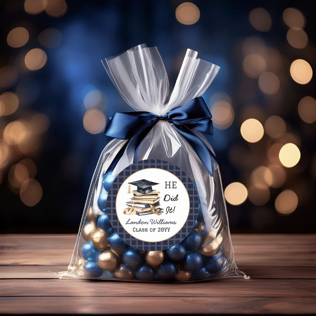 Adesivo Formando Boné e pilha de livros que ele fez ("HE Did It!" Grad Cap and Stack of Books Graduate Name and Class Year Graduation Round Sticker)