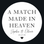 Adesivo FÓRMULA FEITA NO CABELO Casamento Coração Favorece<br><div class="desc">Um Clássico Negro Obrigado Vestido de Casamento com "A Match Made in Heaven" em uma fonte elegante moderna clássica. Você pode personalizá-lo facilmente com seus nomes e data de casamento.</div>