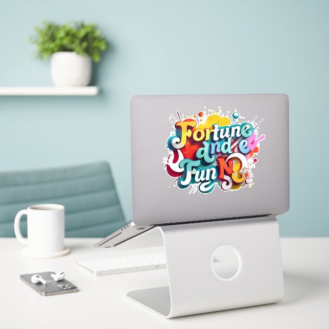 Adesivo "Fortuna e Diversão" (Laptop na mesa)
