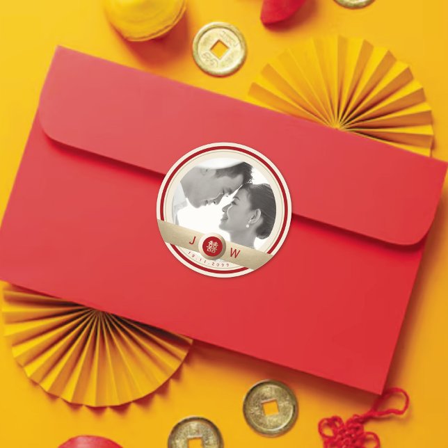 Adesivo Foto de Casamento Chinês Chic para a Felicidade Du (Red/Gold Double Happiness Modern Chinese Wedding Photo Classic Round Sticker @ fatfatin_red_knot)