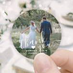 Adesivo Foto De Casamento E Escrita Branca Elegante Obriga<br><div class="desc">Adicione um toque personalizado elegante ao casamento, agradeço aos cartões e favoritos para festas de recepção com estes adesivos personalizados de fotoredondos / selos de envelopes. Imagem, nomes de casais, data e coração são todos simples de personalizar. (DICA DE IMAGEM: Uma maneira fácil de centralizar uma foto exatamente como você...</div>