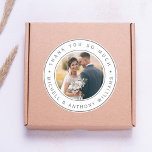 Adesivo Foto de casamento moderno Obrigado<br><div class="desc">Esta obrigado de casamento que você cola apresenta quadros circulares de cinza com uma fotografia e uma simples caligrafia.</div>