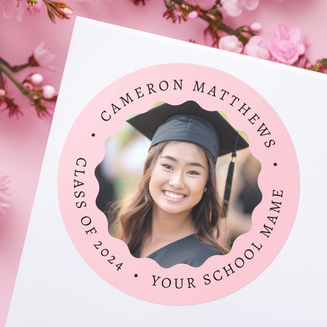 Adesivo Foto de graduada com borda ondulada rosa formatura (Graduate photo pink wavy border graduation classic round sticker)