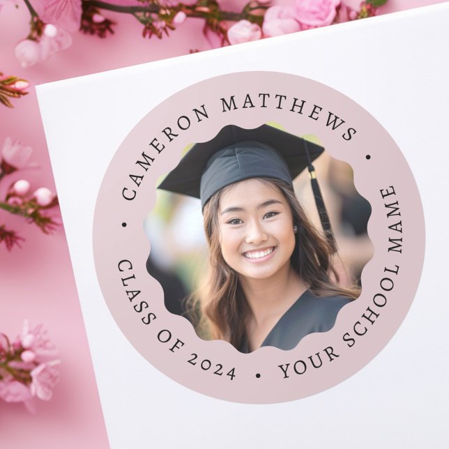 Adesivo Foto de graduada rosa taupe com borda ondulada e f (Graduate photo rose taupe wavy border graduation classic round sticker)