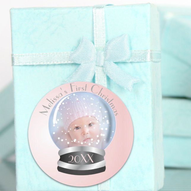 Adesivo Foto de Natal de 1 rua do Bebê Rosa Neve (Snow Globe Pink Girl Baby's 1st Christmas Photo Classic Round Sticker)