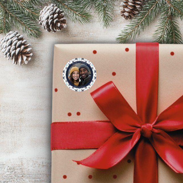 Adesivo Foto de Natal simples, azul e branco, com floco de (Simple Blue and White Snowflake Christmas Photo Classic Round Sticker)