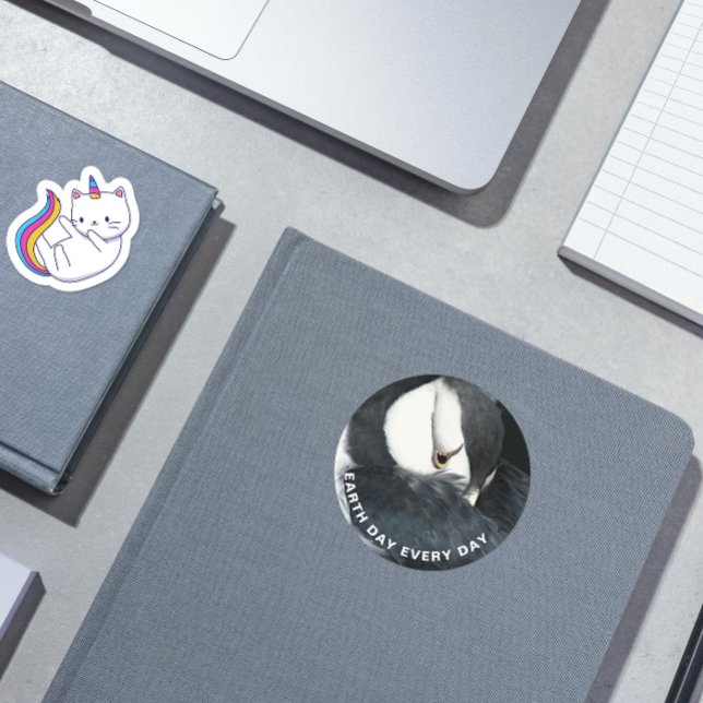 Adesivo Foto de Puffin Chorado no Dia da Terra (In Situ Book)