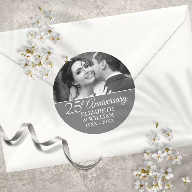 Adesivo Foto do Aniversário de Casamento de 25 Foto Elegan (25th Wedding Anniversary Photo Elegant Silver Classic Round Sticker)